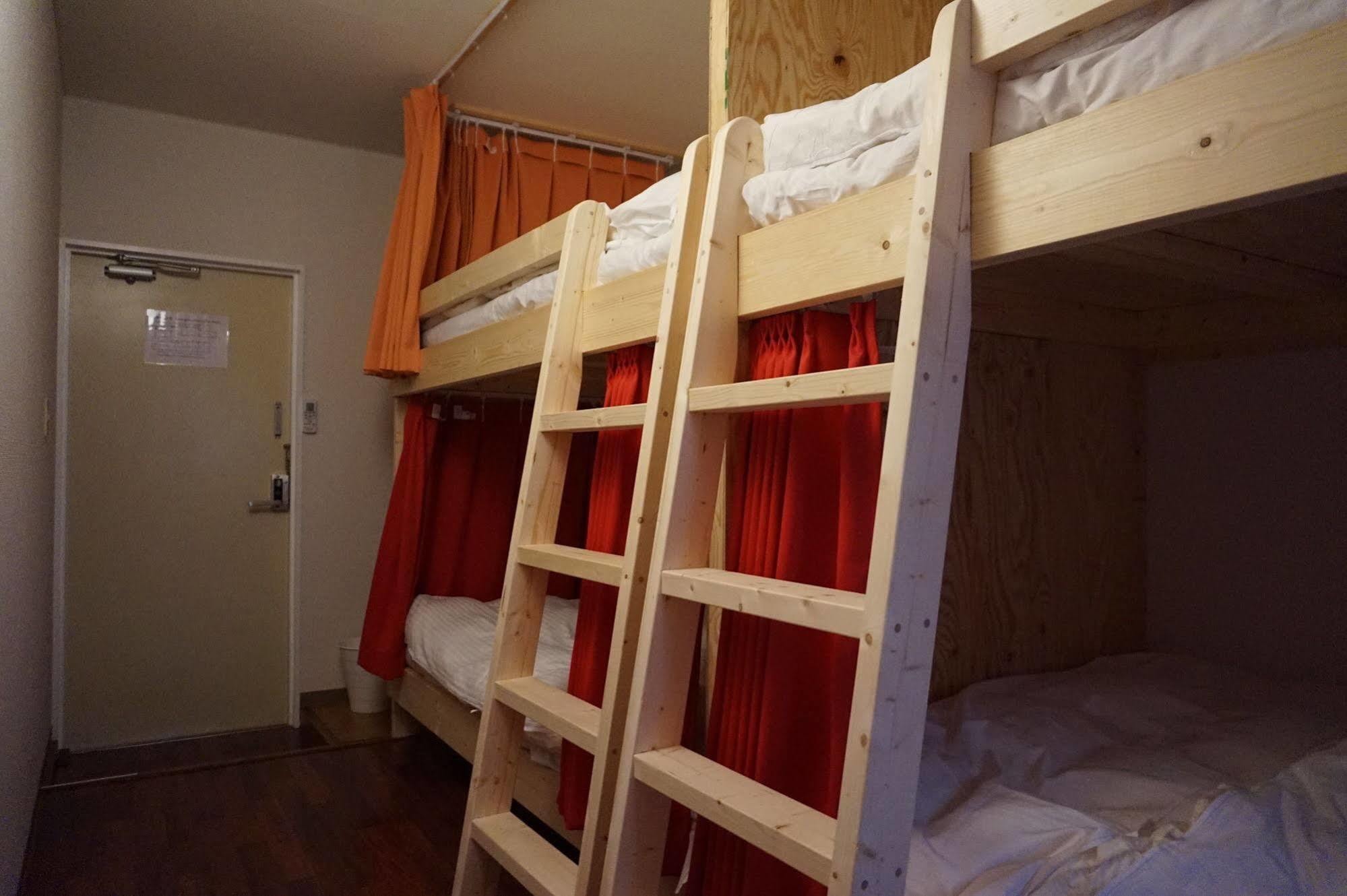Uni Hostel *