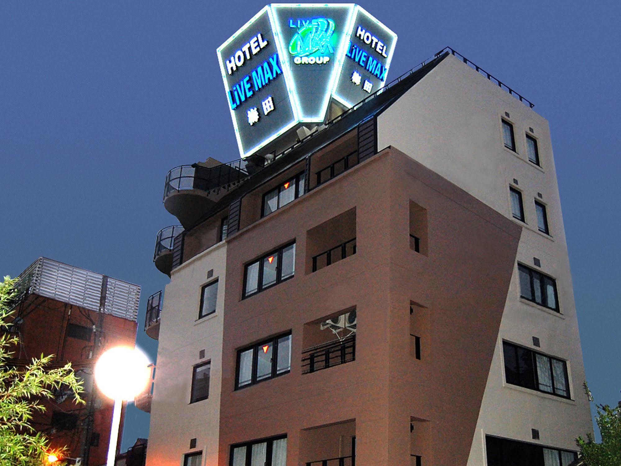 Livemax Umeda 2* Osaka