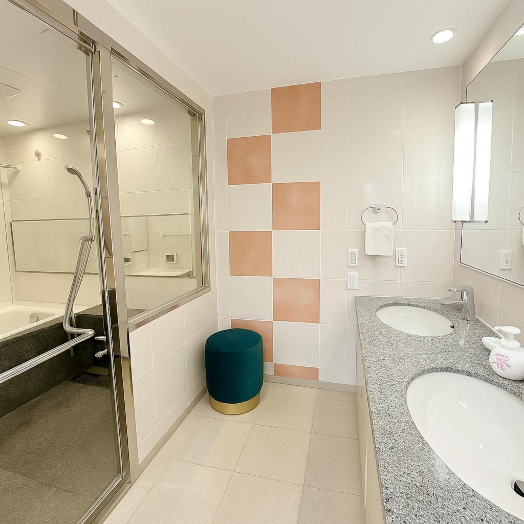 Luxury 3 Bedroom Namba Skyscraper - 400 Ft High & 300 Sq Ft Wrap Around Balcony - 112 Sq Meters - 1,200 Sq Ft - Parking - 180 Degrees Views - 2024 Toyota Voxy Be Packaged With